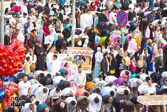 زحام الكصليين خارج المسجد زحام الكصليين خارج المسجد