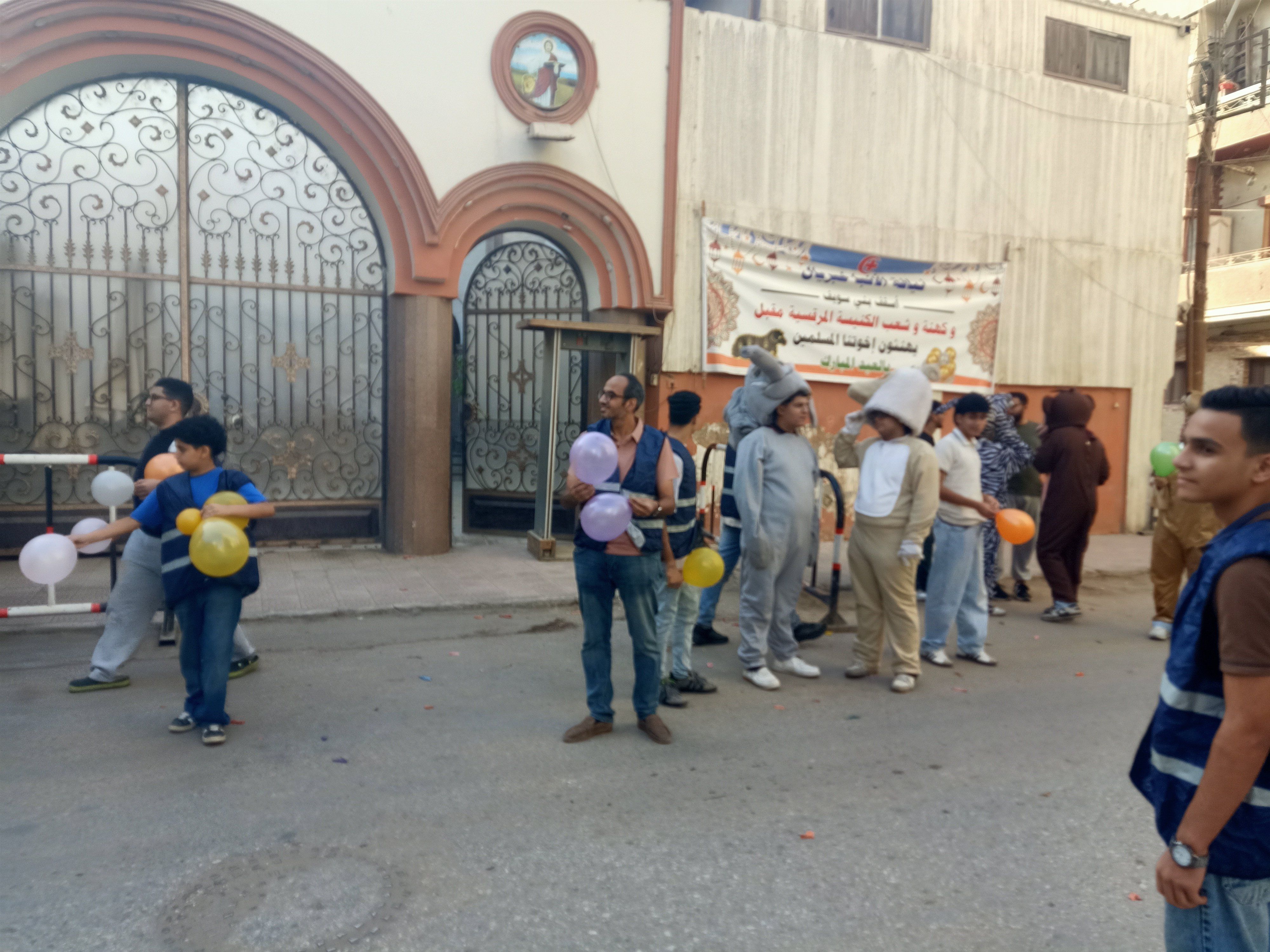 توزيع الهدايا على الأطفال توزيع الهدايا على الأطفال
