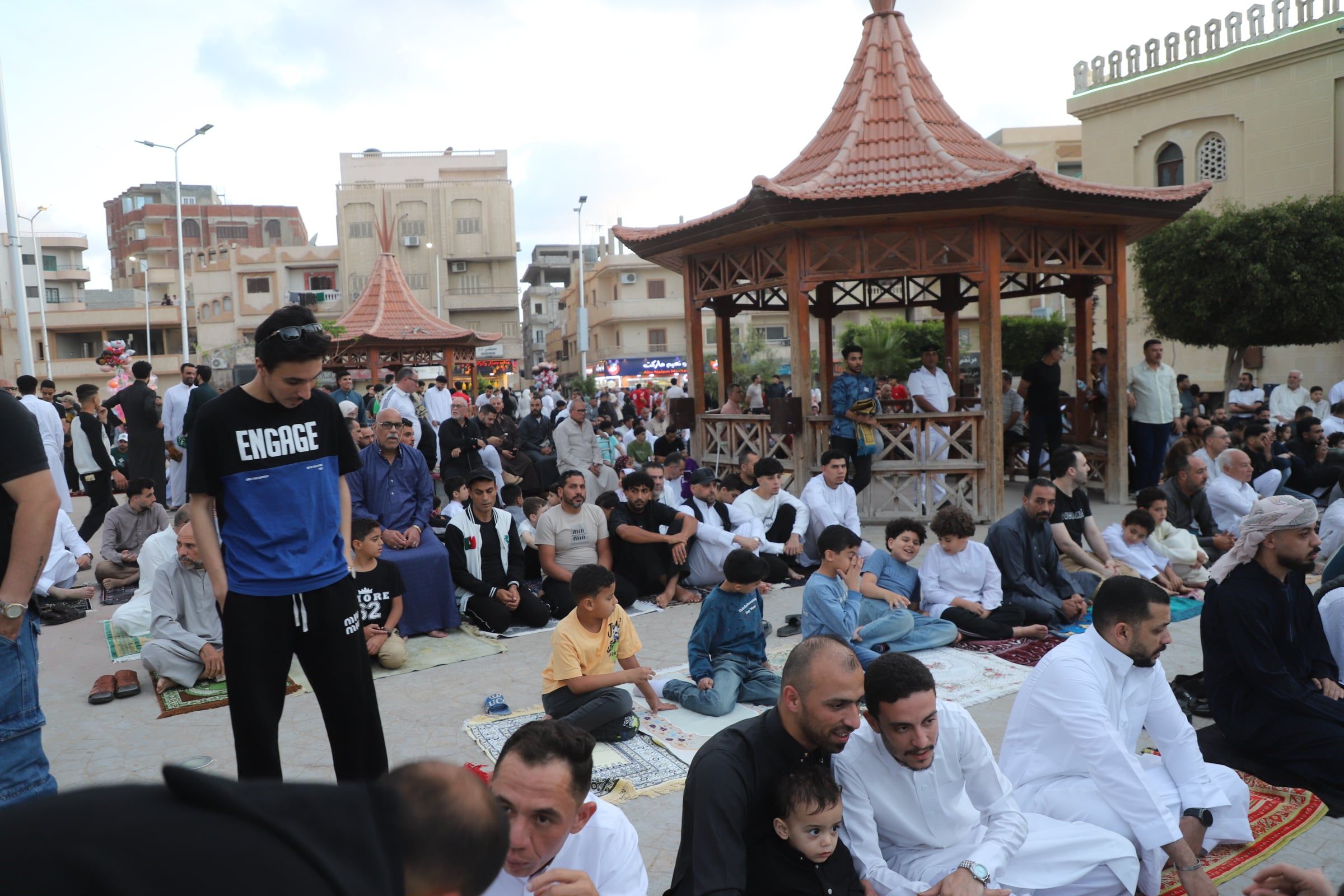 تزاحم في اكبر مساجد العريش تزاحم في اكبر مساجد العريش