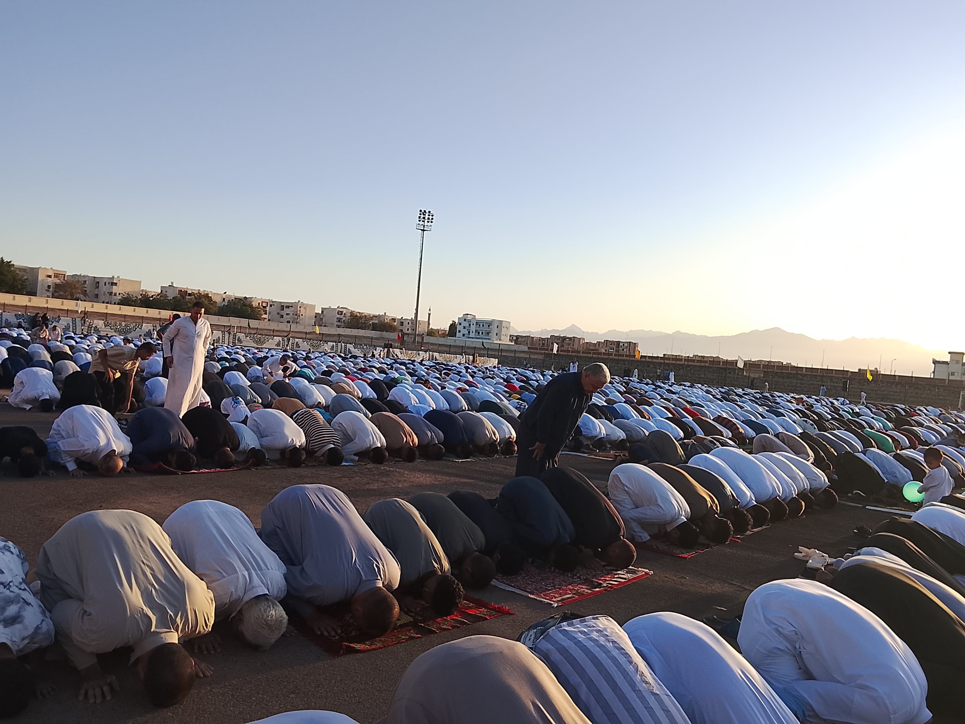 آلاف المصلين يؤدون شعائر صلاة عيد الأضحى المبارك بساحة استاد طور سيناء آلاف المصلين يؤدون شعائر صلاة عيد الأضحى المبارك بساحة استاد طور سيناء