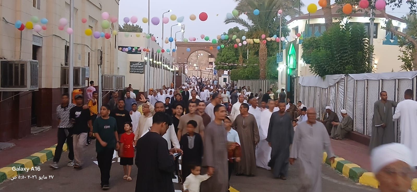 توافد المصلين لأداء صلاة العيد بمسجد وساحة عبد الرحيم القنائي توافد المصلين لأداء صلاة العيد بمسجد وساحة عبد الرحيم القنائي