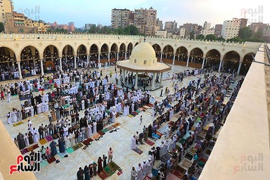 صحن مسجد عمرو بن العاص خلال الصلاه صحن مسجد عمرو بن العاص خلال الصلاه