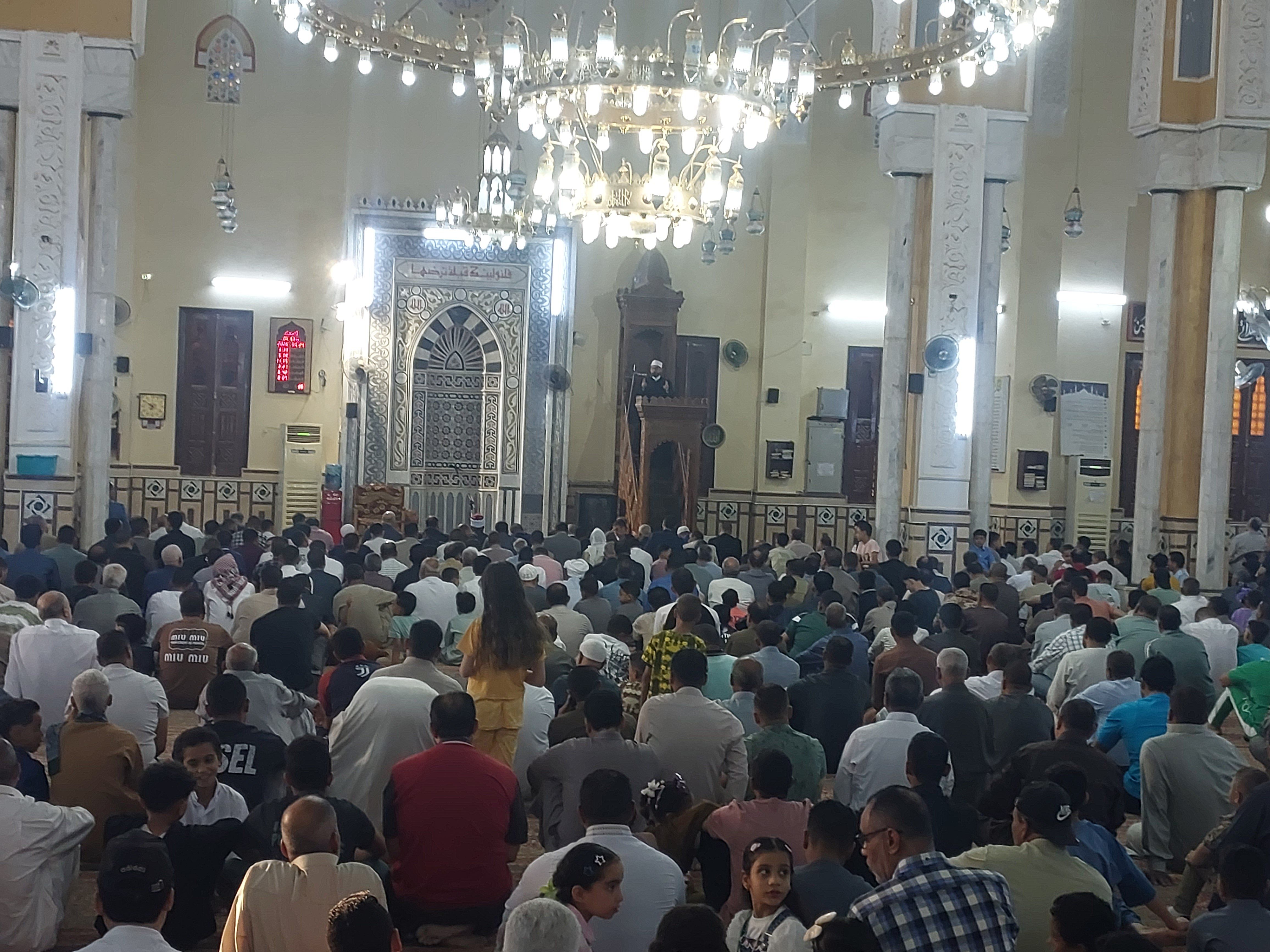 أهالي مدينة الخارجة يؤدون صلاة عيد الأضحى المبارك بمسجد الجامع الكبير بحضور محافظ الوادي الجديد أهالي مدينة الخارجة يؤدون صلاة عيد الأضحى المبارك بمسجد الجامع الكبير بحضور محافظ الوادي الجديد