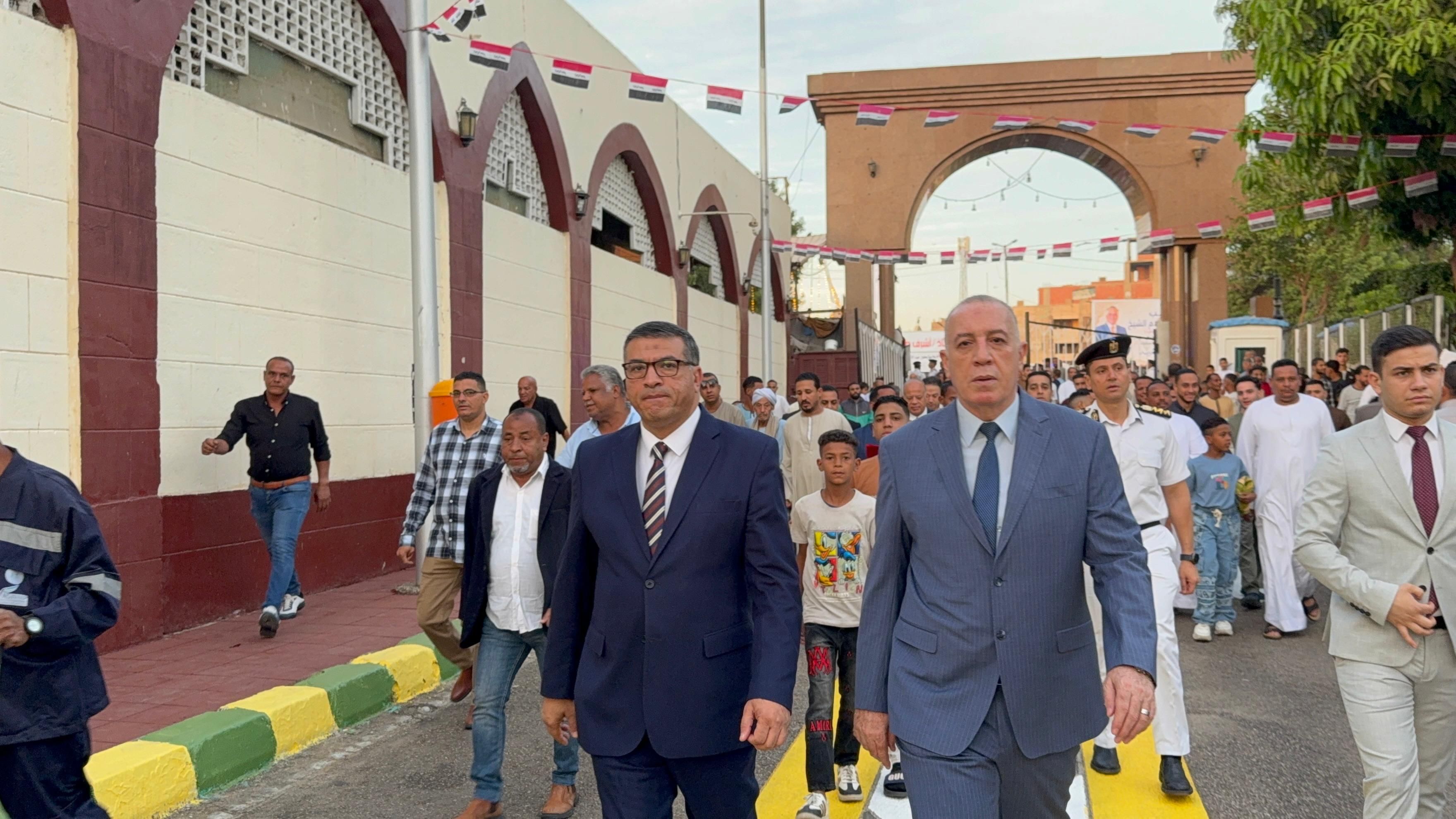 محافظ قنا يؤدي صلاة عيد الأضحى المبارك بمسجد السيد عبدالرحيم القنائي محافظ قنا يؤدي صلاة عيد الأضحى المبارك بمسجد السيد عبدالرحيم القنائي