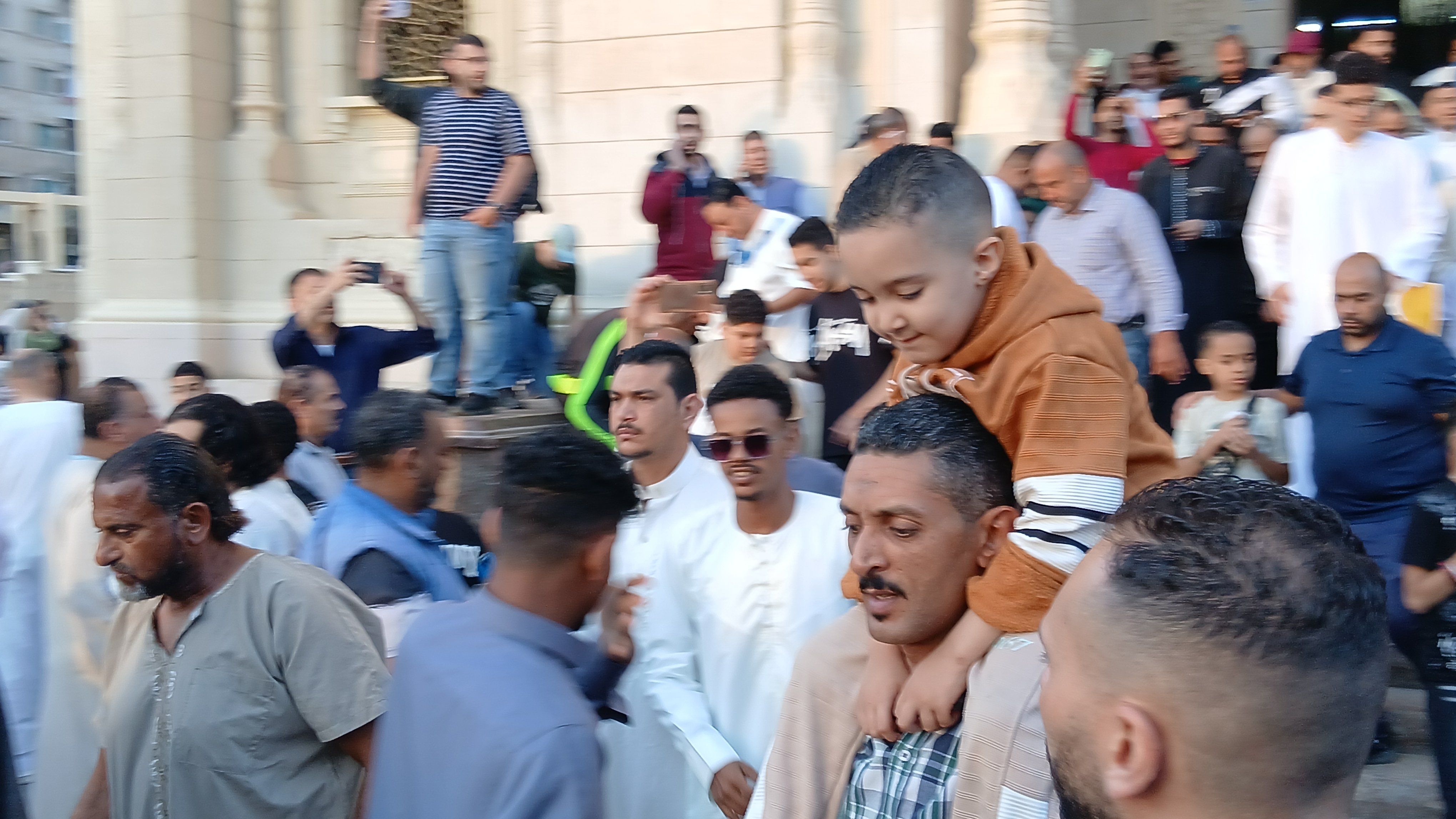 اب يحمل ابنه عقب صلاة عيد الأضحى بالإسكندرية اب يحمل ابنه عقب صلاة عيد الأضحى بالإسكندرية