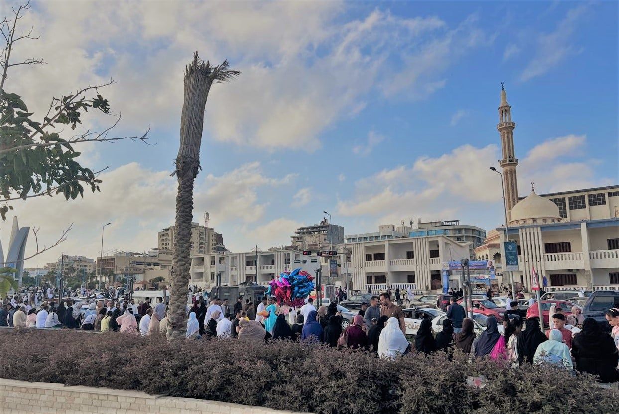 الاف المواطنين على كورنيش مطروح في اول ايام العيد الاف المواطنين على كورنيش مطروح في اول ايام العيد