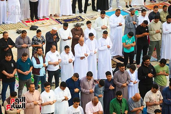المصليين دلخل المسجد المصليين دلخل المسجد