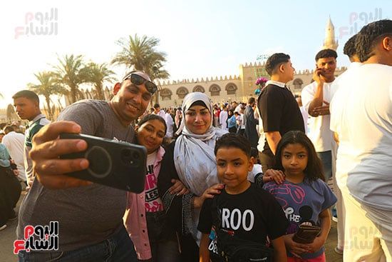 فرحه الاسرة بعد اداء صلاه العيد فرحه الاسرة بعد اداء صلاه العيد