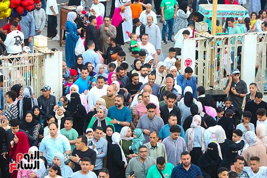 زحام على مدخل المسجد زحام على مدخل المسجد