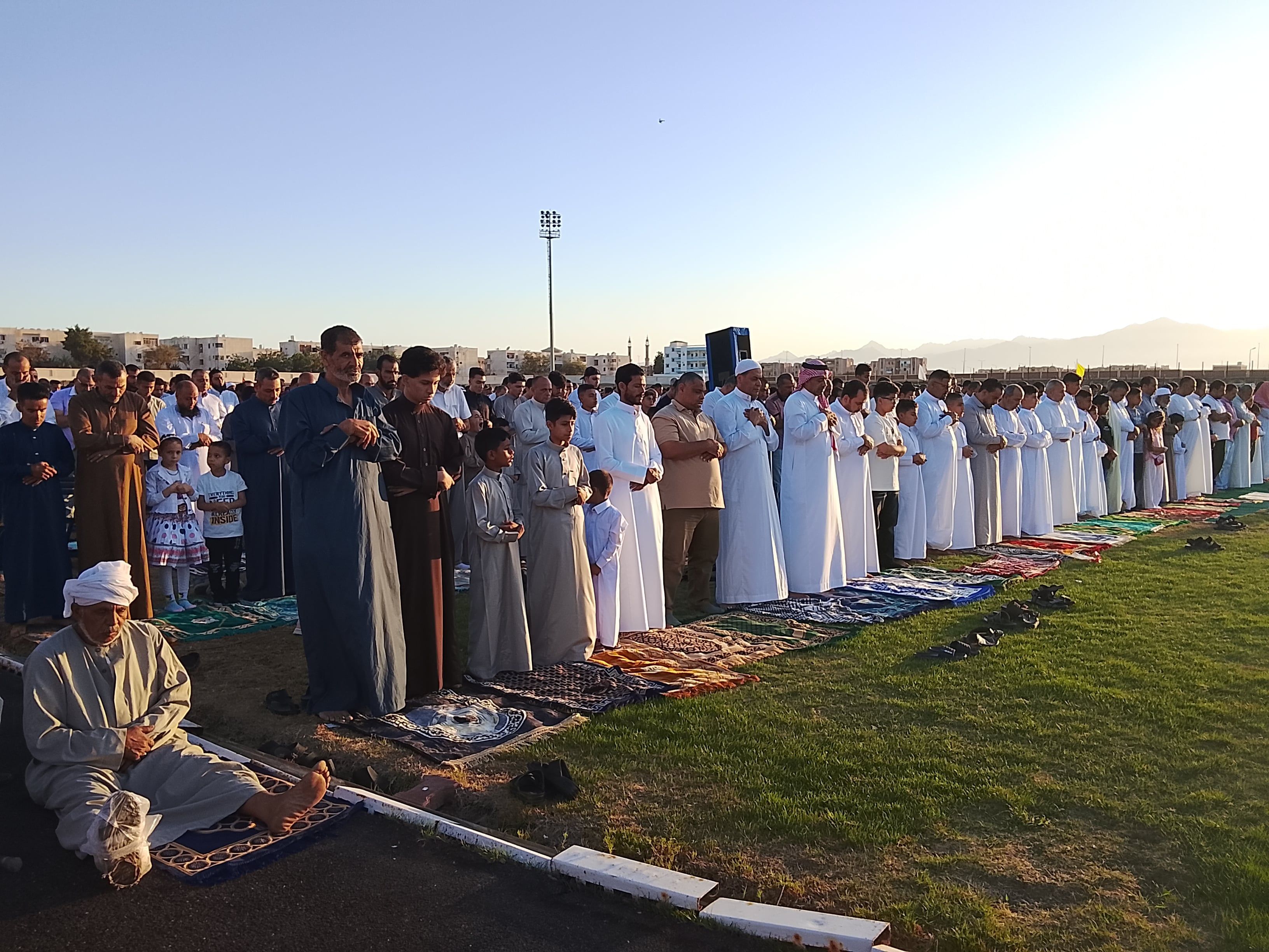 آلاف المصلين يؤدون شعائر صلاة عيد الأضحى المبارك بساحة استاد طور سيناء 1 آلاف المصلين يؤدون شعائر صلاة عيد الأضحى المبارك بساحة استاد طور سيناء 1