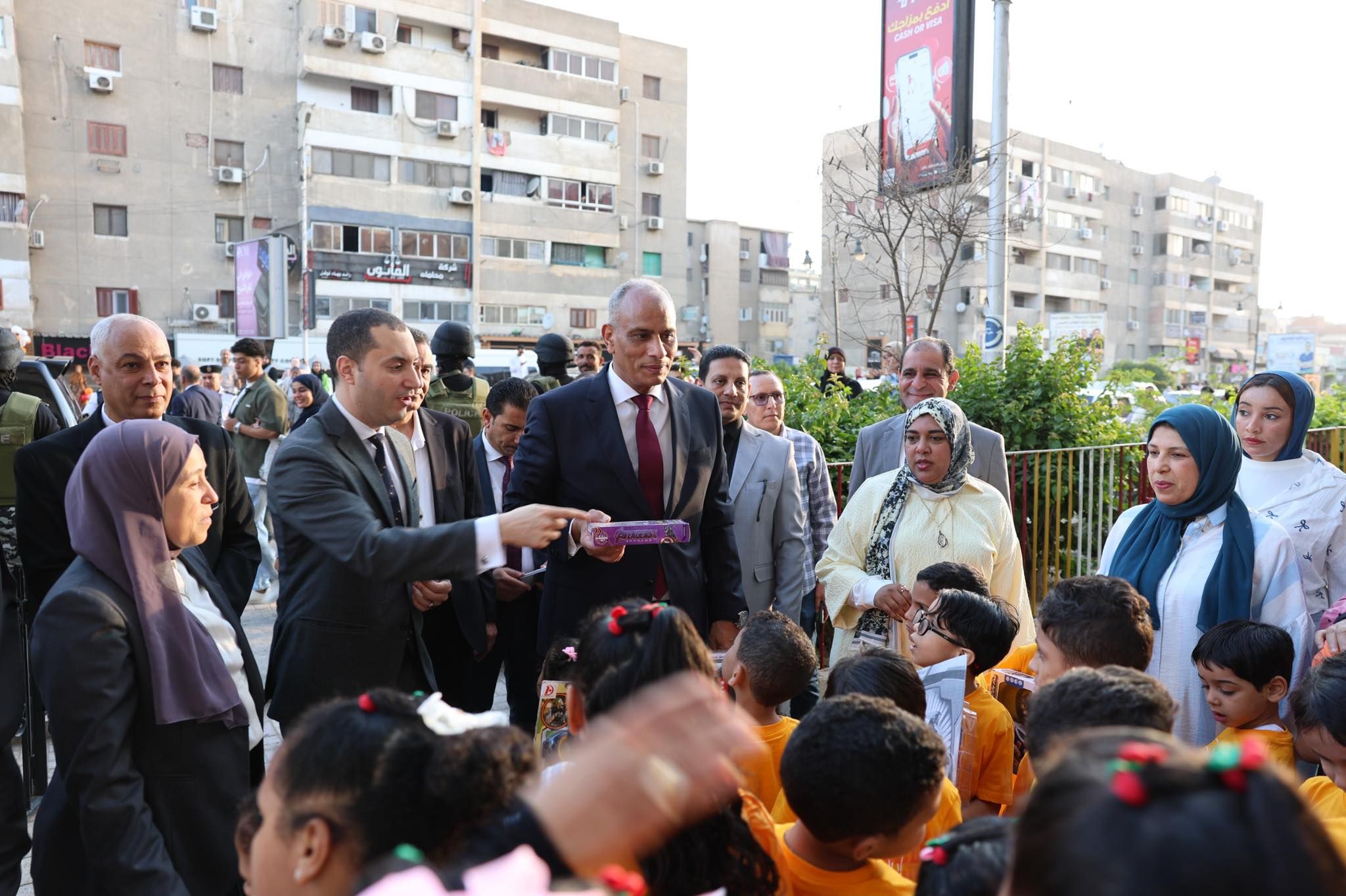 جانب من توزيع المحافظ الهدايا على الاطفال جانب من توزيع المحافظ الهدايا على الاطفال