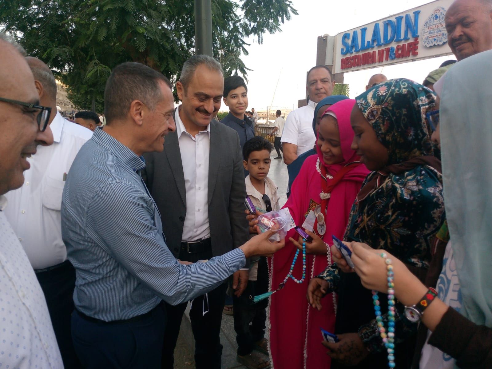 توزيع عيدية الرئيس بأسوان توزيع عيدية الرئيس بأسوان