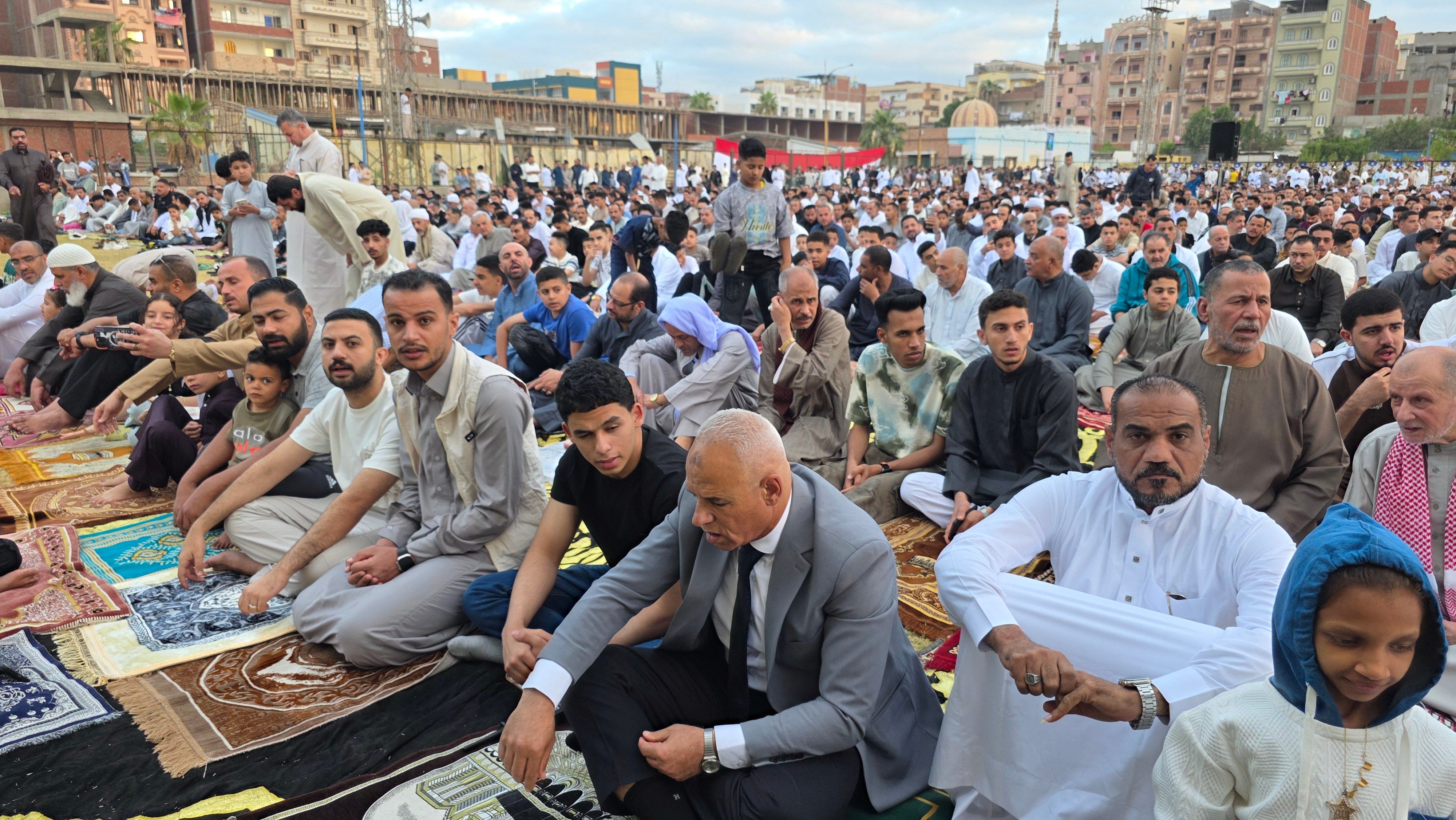 آلاف المصلين يؤدون صلاة عيد الأضحى بمحافظة الإسماعيلية وسط أجواء إيمانية 2 آلاف المصلين يؤدون صلاة عيد الأضحى بمحافظة الإسماعيلية وسط أجواء إيمانية 2