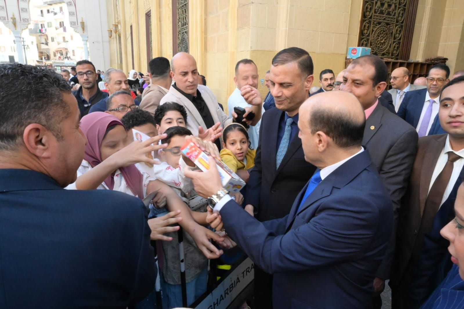 محافظ الغربية يشارك أهالي طنطا فرحة عيد الأضحى المبارك.. ويهدي الأطفال هدايا الرئيس محافظ الغربية يشارك أهالي طنطا فرحة عيد الأضحى المبارك.. ويهدي الأطفال هدايا الرئيس