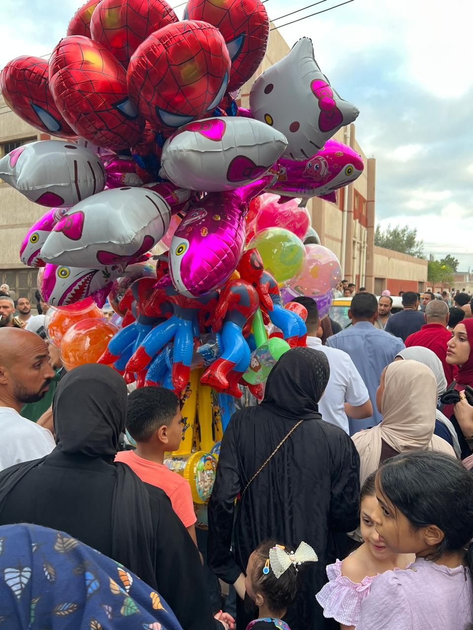 بلالين وزينة أمام الساحات بلالين وزينة أمام الساحات