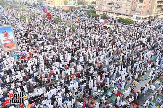 تكبيرات العيد تجمع المصلين في مشهد مهيب تكبيرات العيد تجمع المصلين في مشهد مهيب