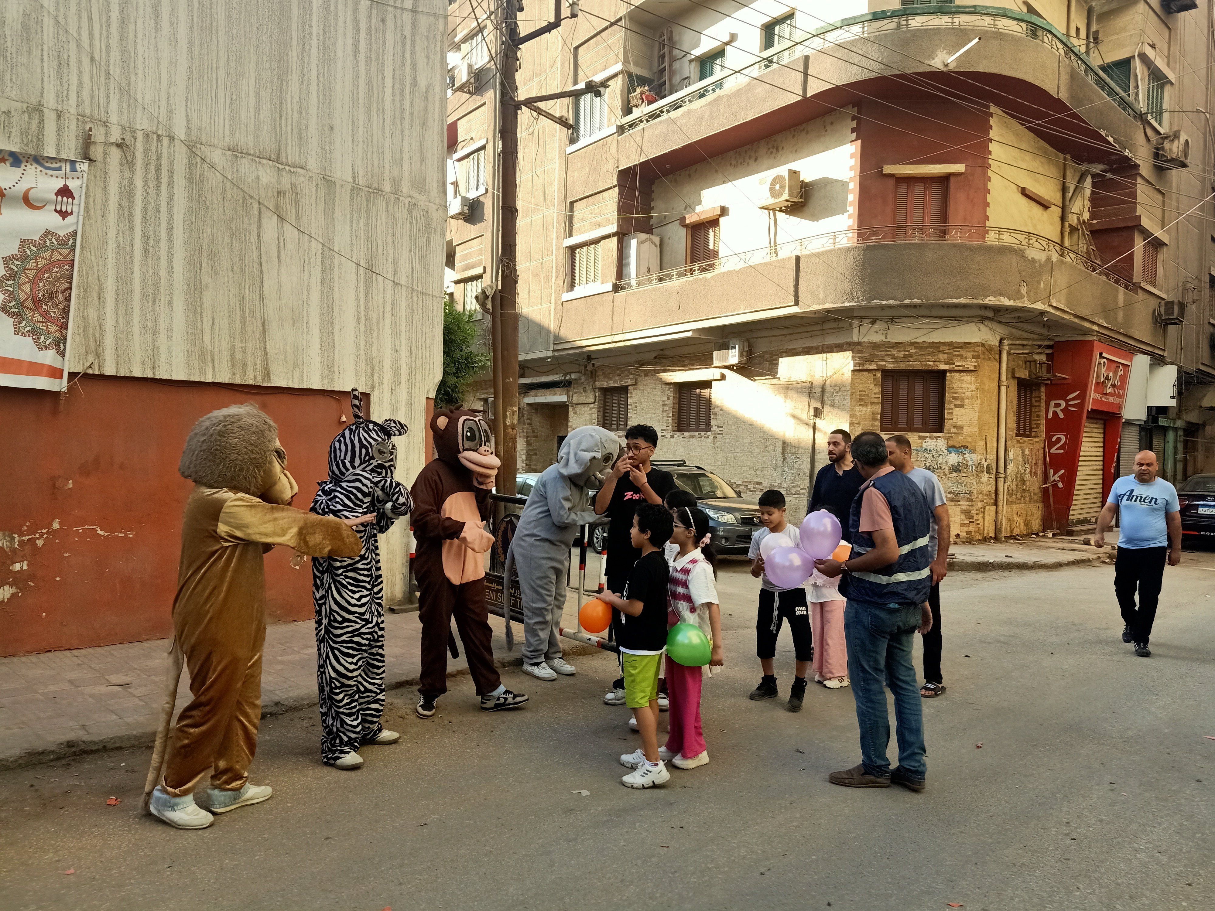 توزيع البالونات على الأطفال توزيع البالونات على الأطفال