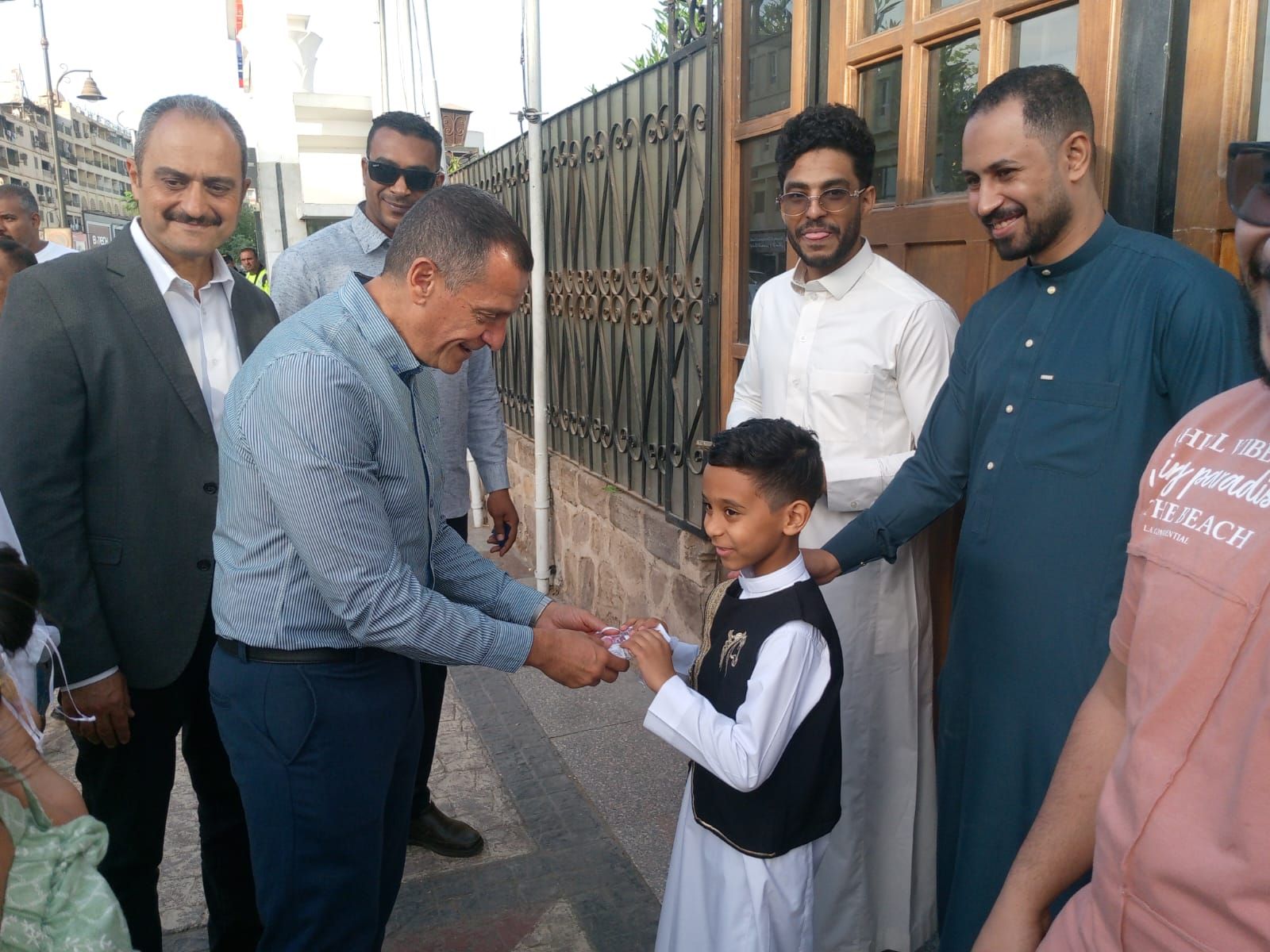 محافظ أسوان مع الأطفال محافظ أسوان مع الأطفال