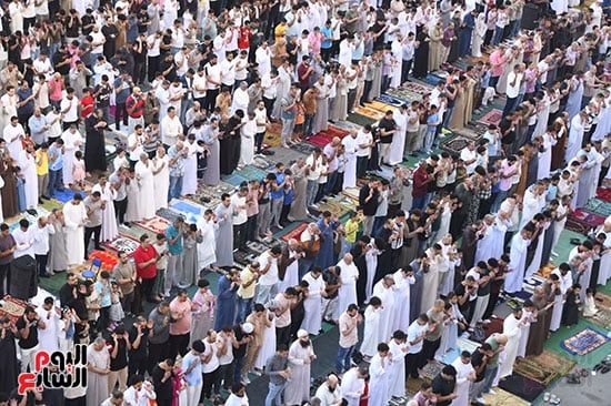 المصلون يملؤون المسجد في صباح عيد الاضحى المصلون يملؤون المسجد في صباح عيد الاضحى