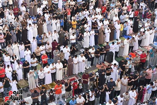 اجواء مليئة بالسكينة وسط اقبال المصلين اجواء مليئة بالسكينة وسط اقبال المصلين