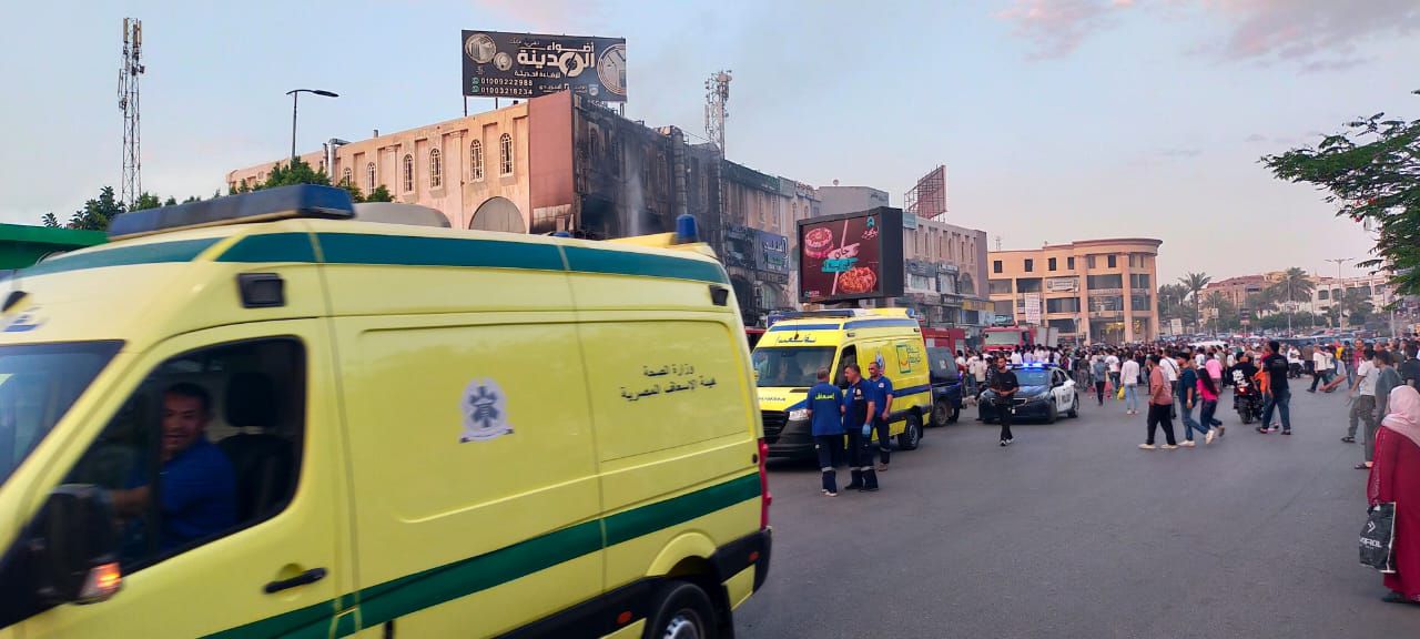 بعد السيطرة على الحريق بواجهة المطعم بعد السيطرة على الحريق بواجهة المطعم