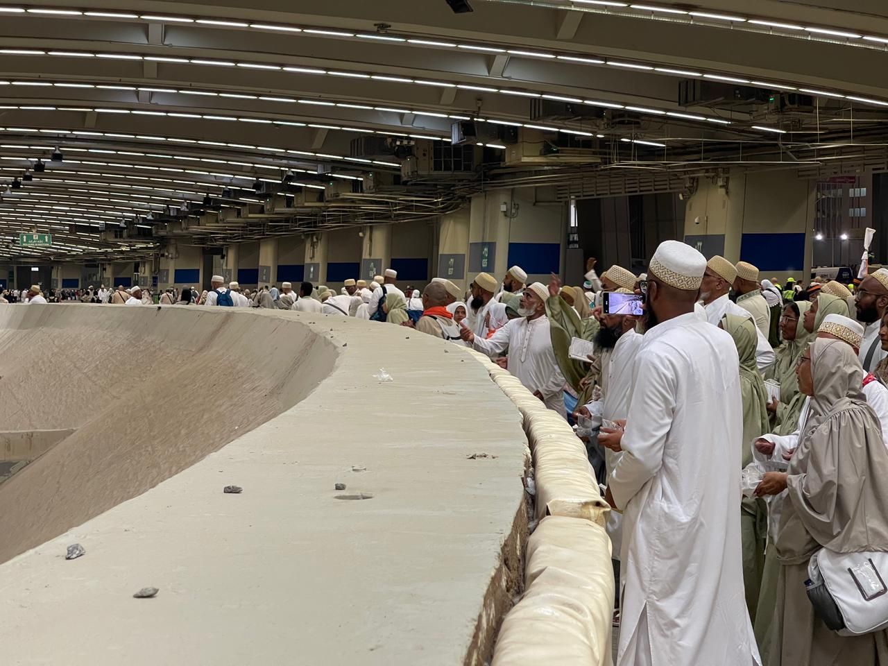 حجاج الجمعيات الأهلية يواصلون رمي الجمرات حجاج الجمعيات الأهلية يواصلون رمي الجمرات