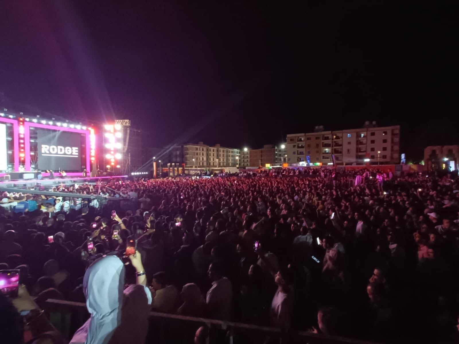 حفل ثانى أيام العيد بالغردقة وسط حضور جماهيري كبير (5) حفل ثانى أيام العيد بالغردقة وسط حضور جماهيري كبير (5)