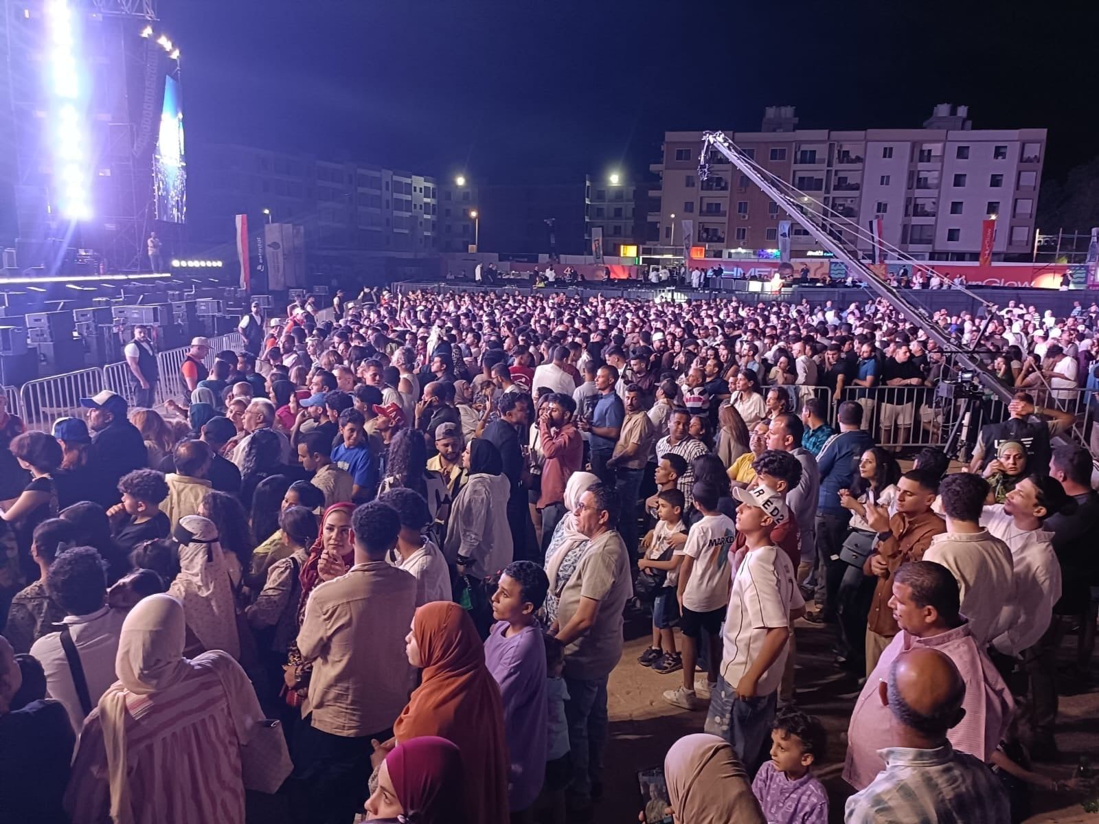 حفل ثانى أيام العيد بالغردقة وسط حضور جماهيري كبير (1) حفل ثانى أيام العيد بالغردقة وسط حضور جماهيري كبير (1)