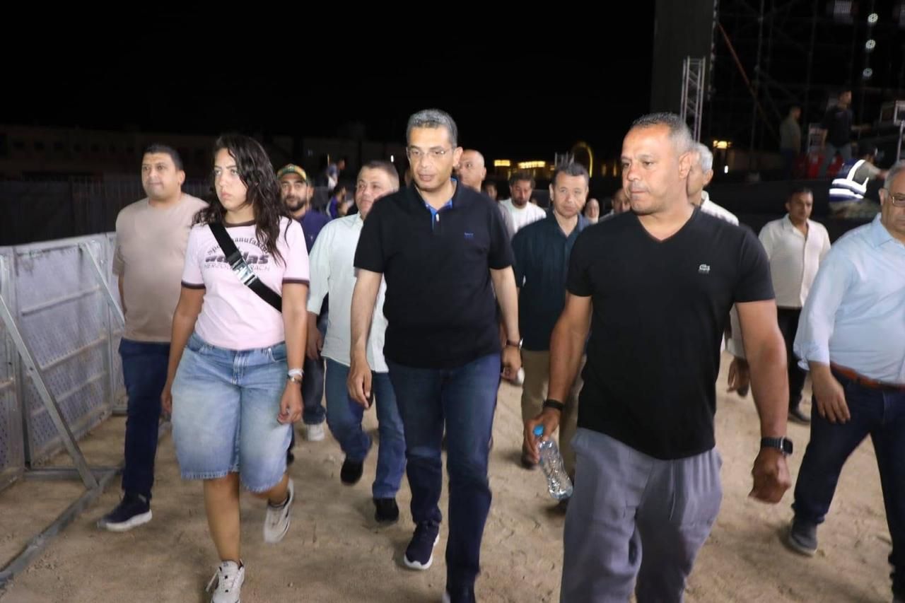 المحافظ مع،مسئولي الحفل الغردقة المحافظ مع،مسئولي الحفل الغردقة