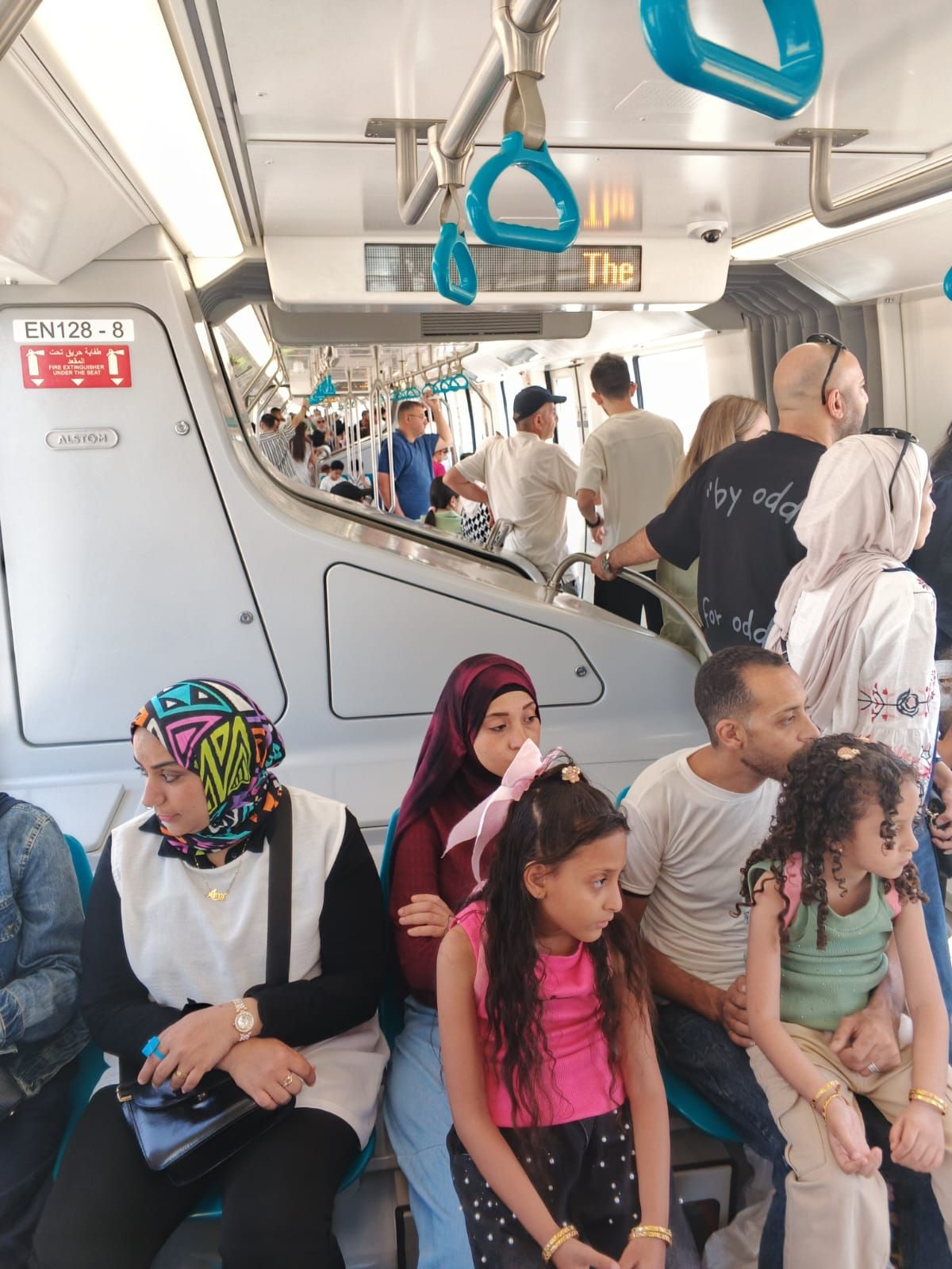 الركاب داخل القطار اليوم (1) الركاب داخل القطار اليوم (1)