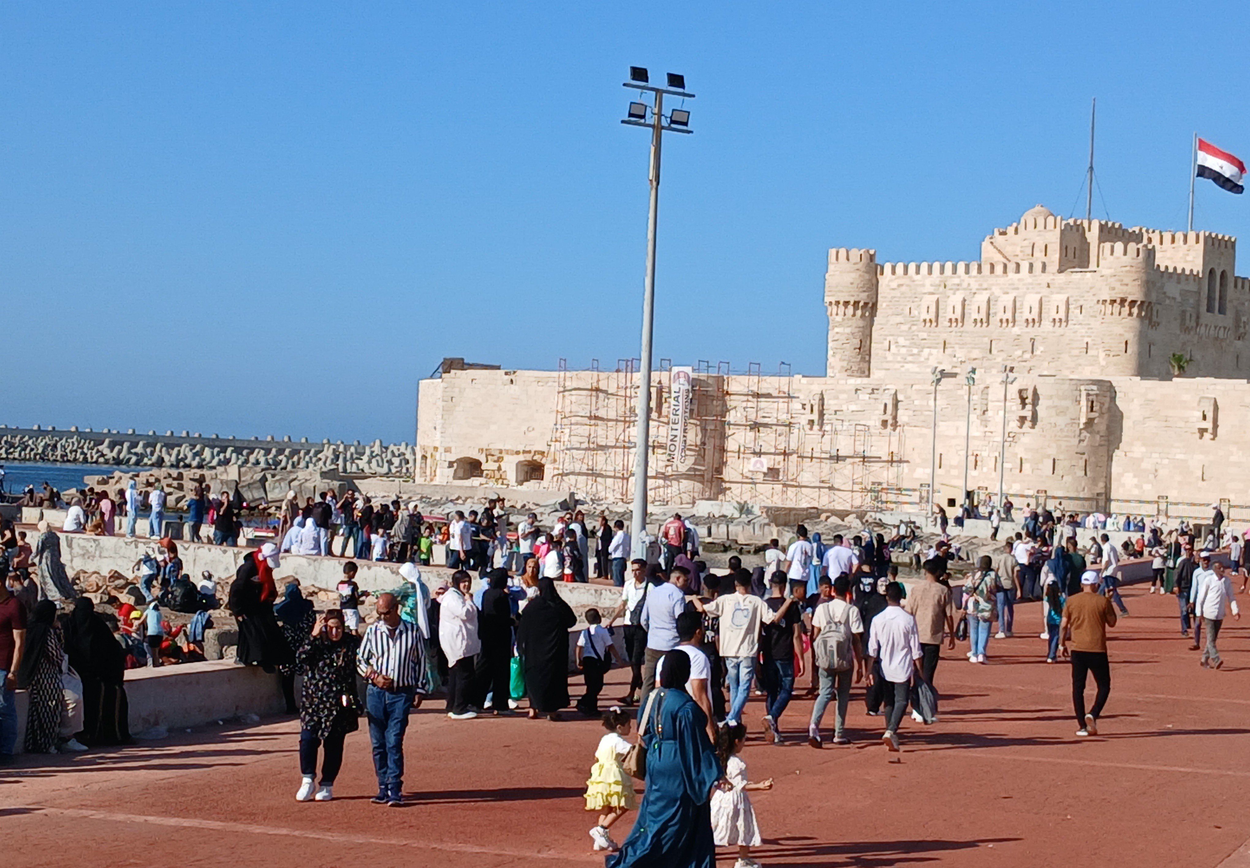 اقبال كبير ثاني ايام عيد الاضحي لسان قلعة قايتباي بالإسكندرية اقبال كبير ثاني ايام عيد الاضحي لسان قلعة قايتباي بالإسكندرية