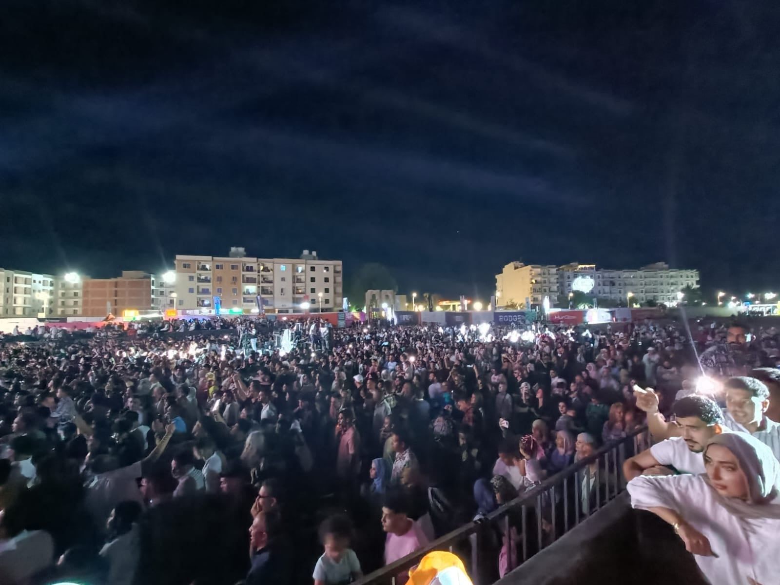 حفل ثانى أيام العيد بالغردقة وسط حضور جماهيري كبير (4) حفل ثانى أيام العيد بالغردقة وسط حضور جماهيري كبير (4)