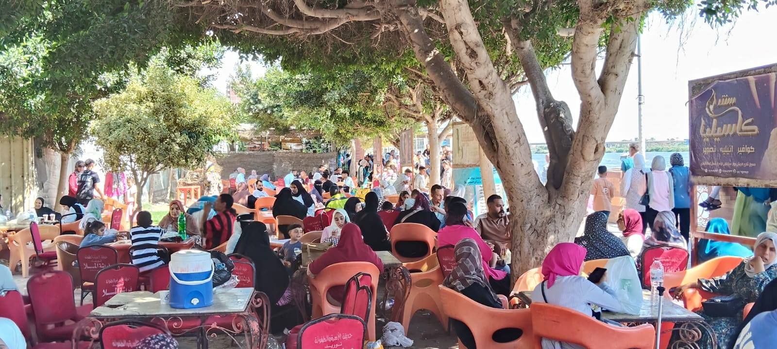 توافد الاسر على الحديقة توافد الاسر على الحديقة