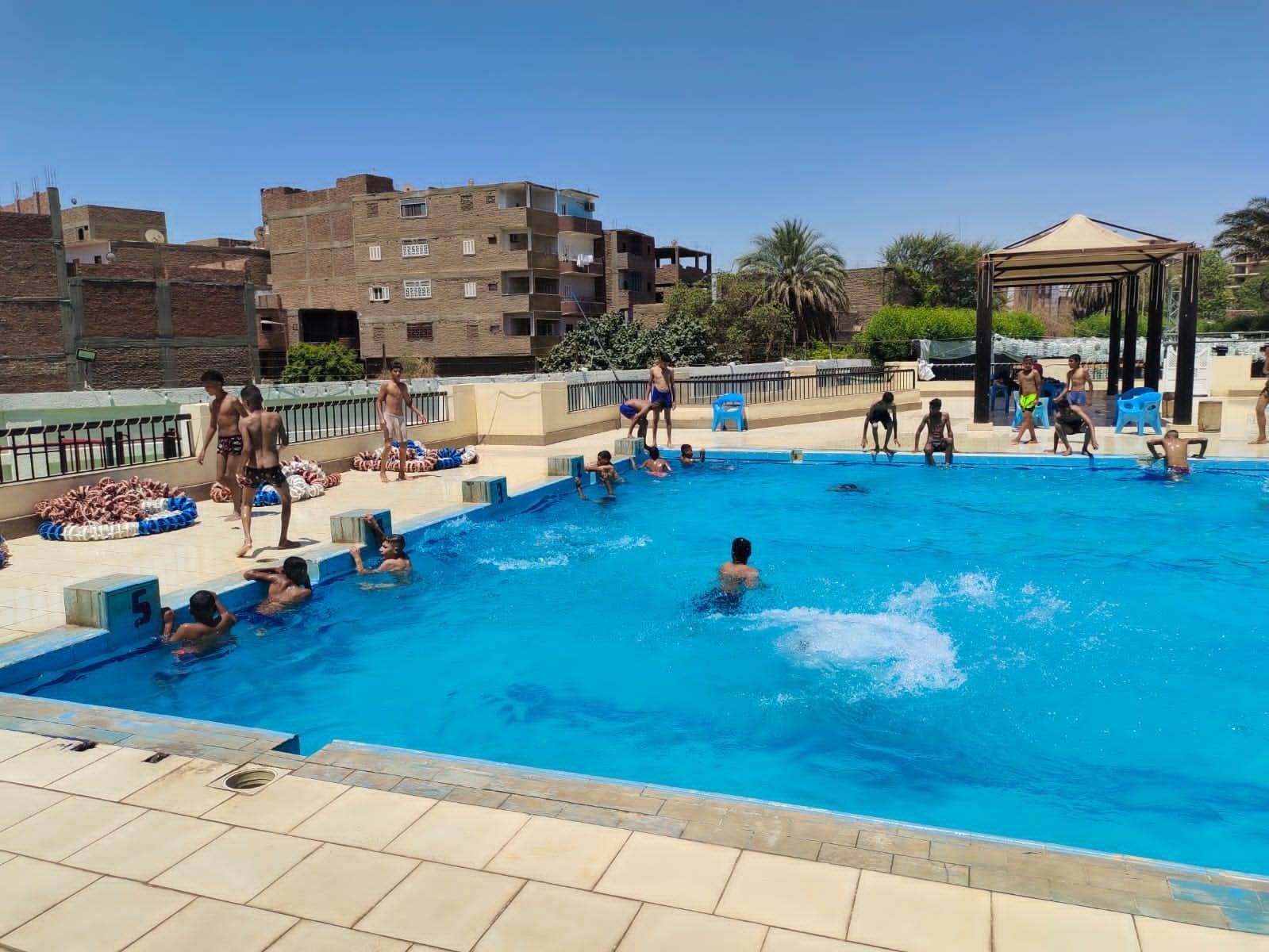 نادي الأقصر الرياضي يستقبل أعضاء ورواد حمام السباحة في العيد نادي الأقصر الرياضي يستقبل أعضاء ورواد حمام السباحة في العيد