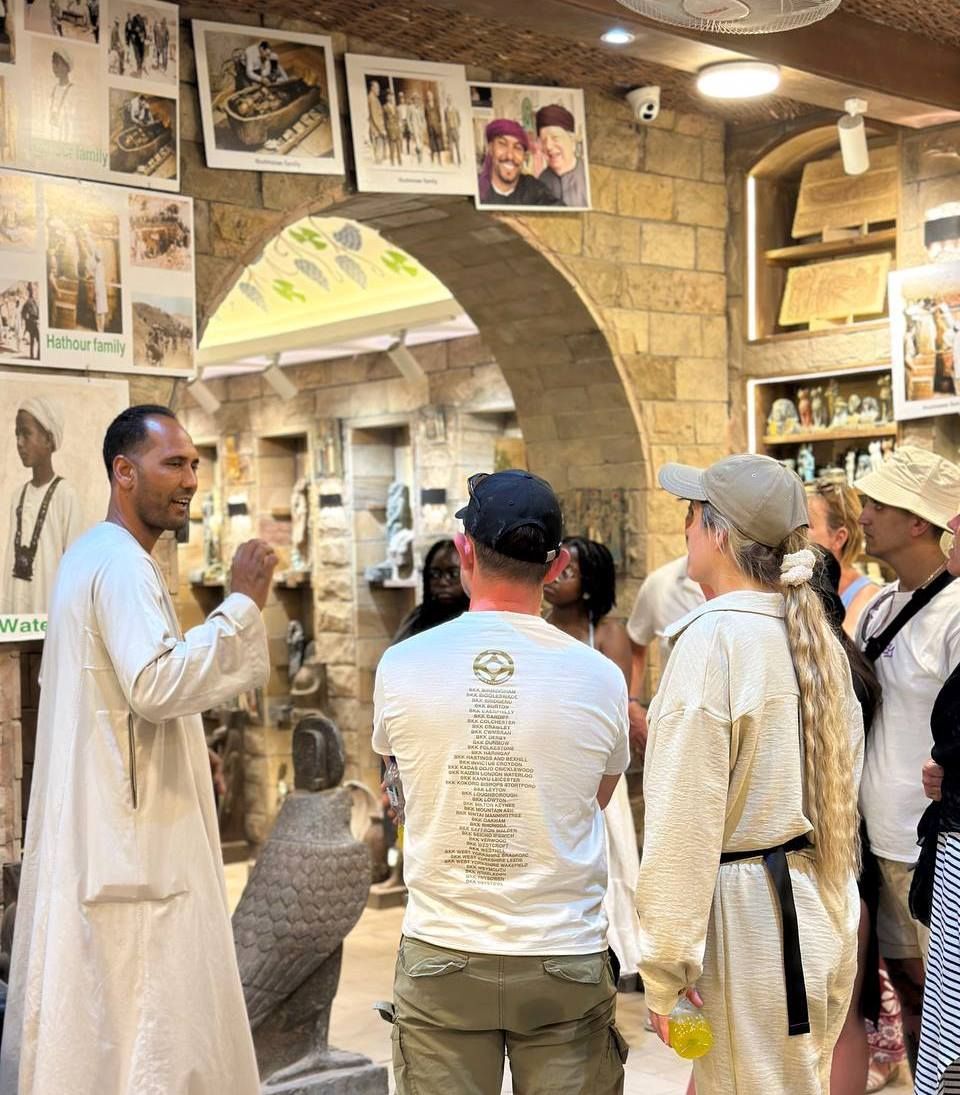 شرح تاريخ الأقصر القديم فى جولات السياح بورش ومحلات بيع التحف والألباستر شرح تاريخ الأقصر القديم فى جولات السياح بورش ومحلات بيع التحف والألباستر