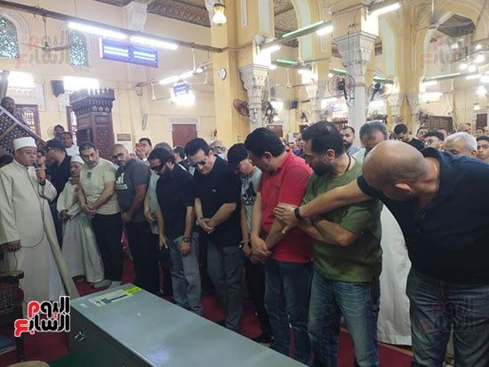 الفنان أحمد حلمى يؤم المصلين فى صلاة الجنازة على والدته ببنها (2) الفنان أحمد حلمى يؤم المصلين فى صلاة الجنازة على والدته ببنها (2)