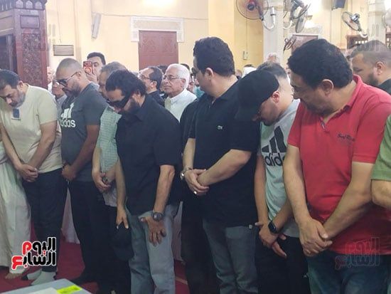 الفنان أحمد حلمى يؤم المصلين فى صلاة الجنازة على والدته ببنها (3) الفنان أحمد حلمى يؤم المصلين فى صلاة الجنازة على والدته ببنها (3)