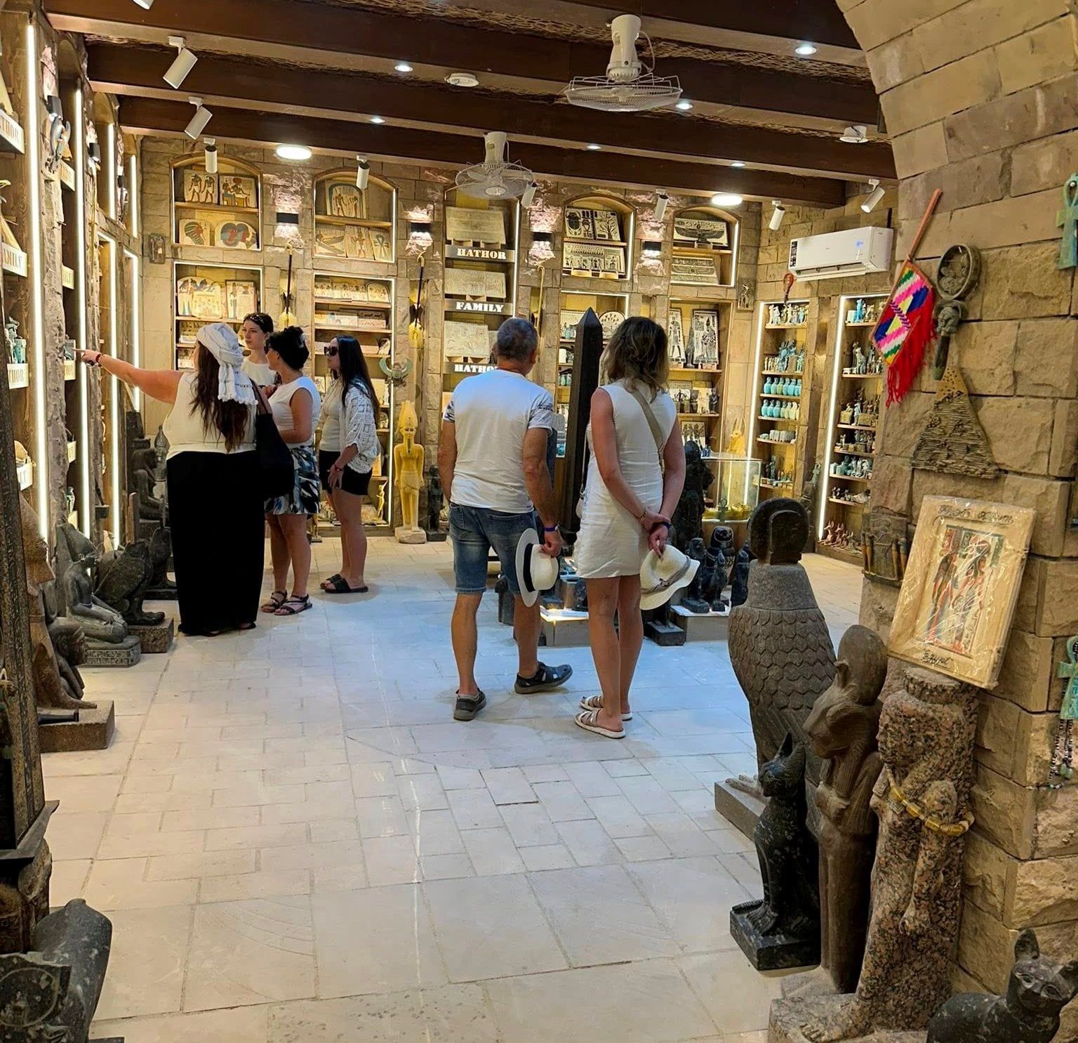 فن ورش ومحلات بيع التحف والألباستر تجذب الأفواج الأجنبية فن ورش ومحلات بيع التحف والألباستر تجذب الأفواج الأجنبية