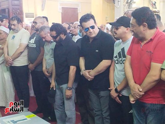 الفنان أحمد حلمى يؤم المصلين فى صلاة الجنازة على والدته ببنها (5) الفنان أحمد حلمى يؤم المصلين فى صلاة الجنازة على والدته ببنها (5)