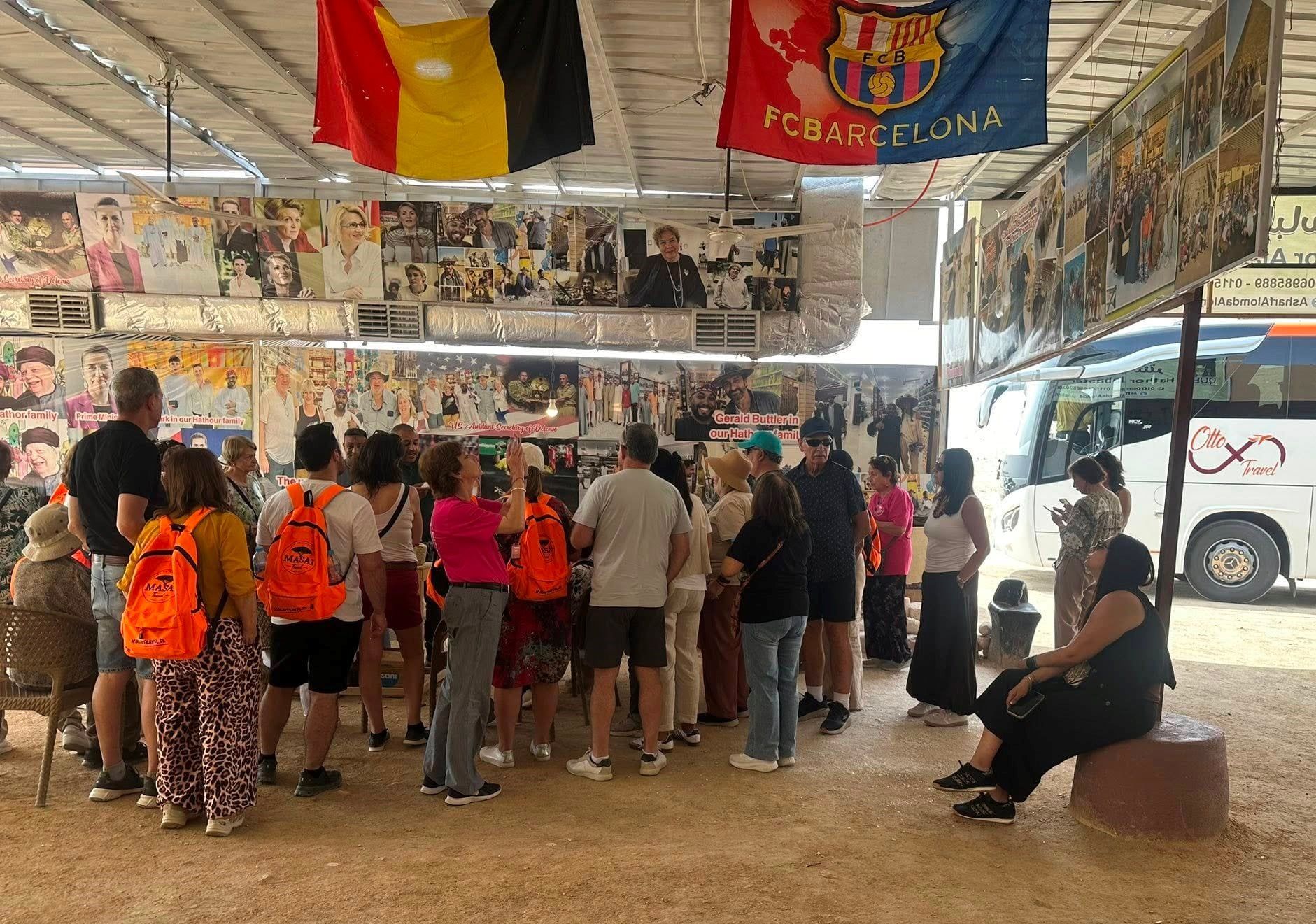 إقبال يومى من السائحين على ورش ومحلات بيع التحف والألباستر إقبال يومى من السائحين على ورش ومحلات بيع التحف والألباستر