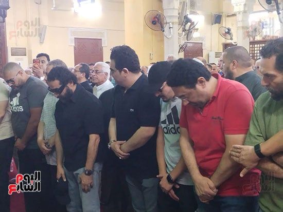الفنان أحمد حلمى يؤم المصلين فى صلاة الجنازة على والدته ببنها (1) الفنان أحمد حلمى يؤم المصلين فى صلاة الجنازة على والدته ببنها (1)