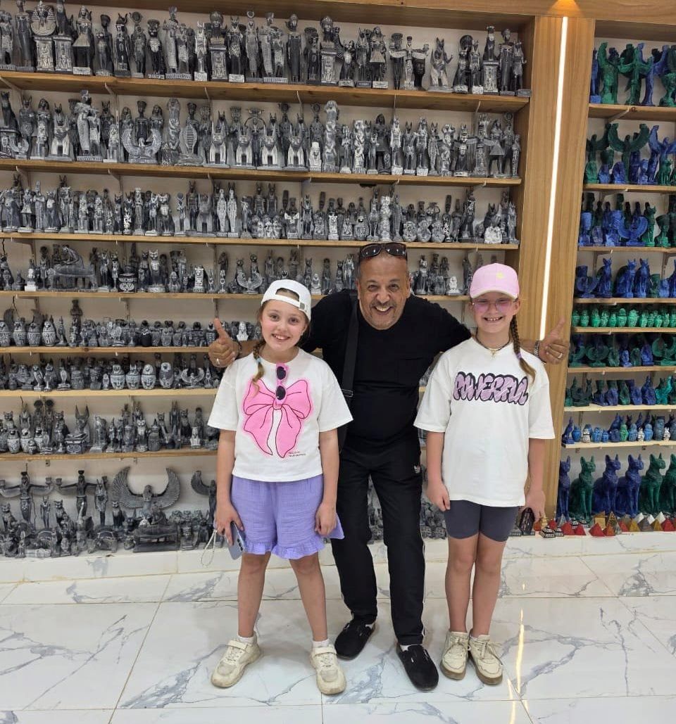 أطفال الأجانب فى قلب ورش ومحلات بيع التحف والألباستر أطفال الأجانب فى قلب ورش ومحلات بيع التحف والألباستر