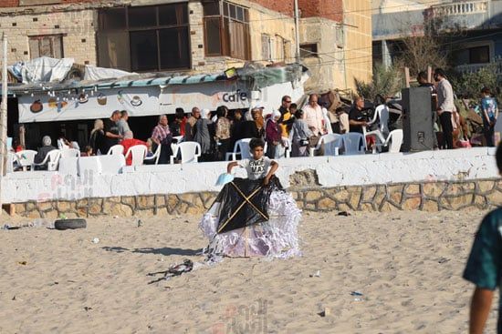 طفل-يحمل-طائرته-الورقيه-بعد-انتهاء-المسابقة طفل-يحمل-طائرته-الورقيه-بعد-انتهاء-المسابقة