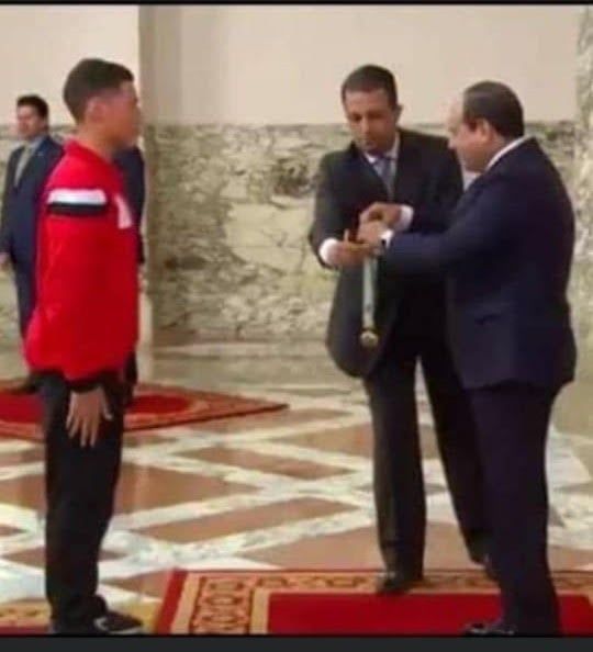 الرئيس السيسى يمنحه وسام الجمهورية من الطبقة الثانية الرئيس السيسى يمنحه وسام الجمهورية من الطبقة الثانية