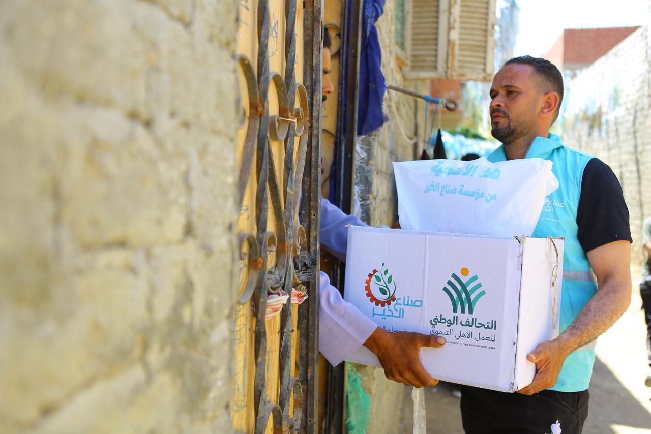 صناع الخير توزع كراتين مواد غذائية مع لحوم الأضاحي على الأسر الأولى بالرعاية (1) صناع الخير توزع كراتين مواد غذائية مع لحوم الأضاحي على الأسر الأولى بالرعاية (1)