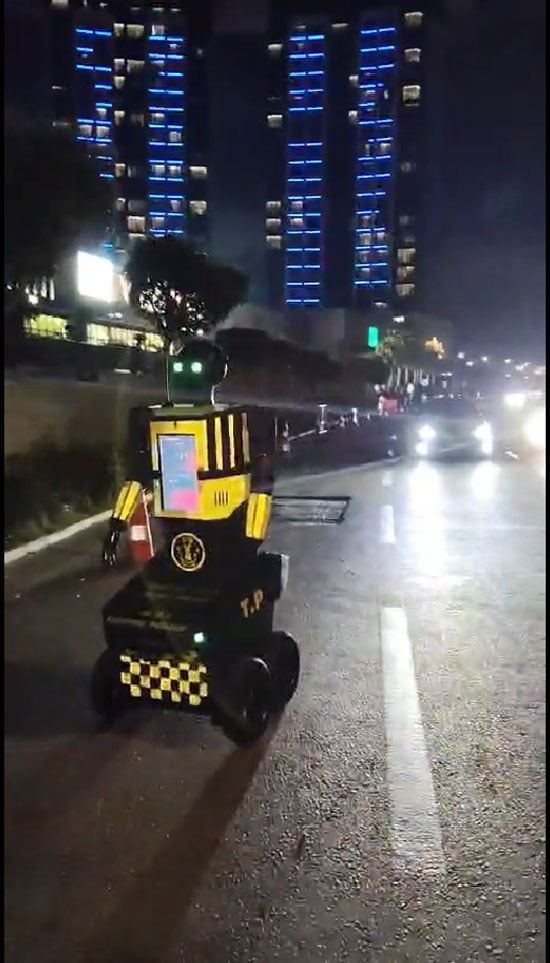 روبوت المرور لإرشاد المواطنين بالعلمين (2) روبوت المرور لإرشاد المواطنين بالعلمين (2)
