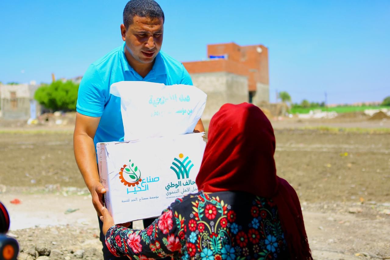 صناع الخير توزع كراتين مواد غذائية مع لحوم الأضاحي على الأسر الأولى بالرعاية (4) صناع الخير توزع كراتين مواد غذائية مع لحوم الأضاحي على الأسر الأولى بالرعاية (4)