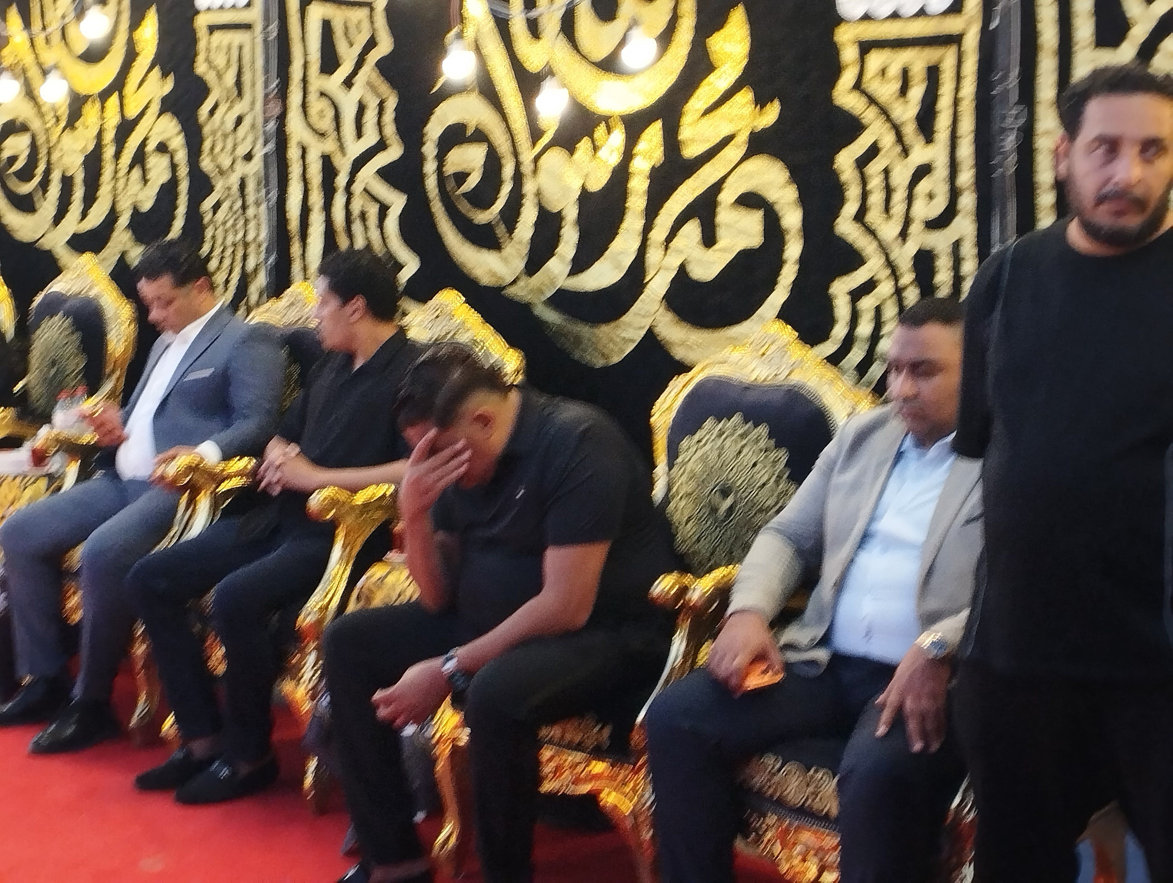 الحزن يخيم علي حمو بيكا في عزاء والده الحزن يخيم علي حمو بيكا في عزاء والده