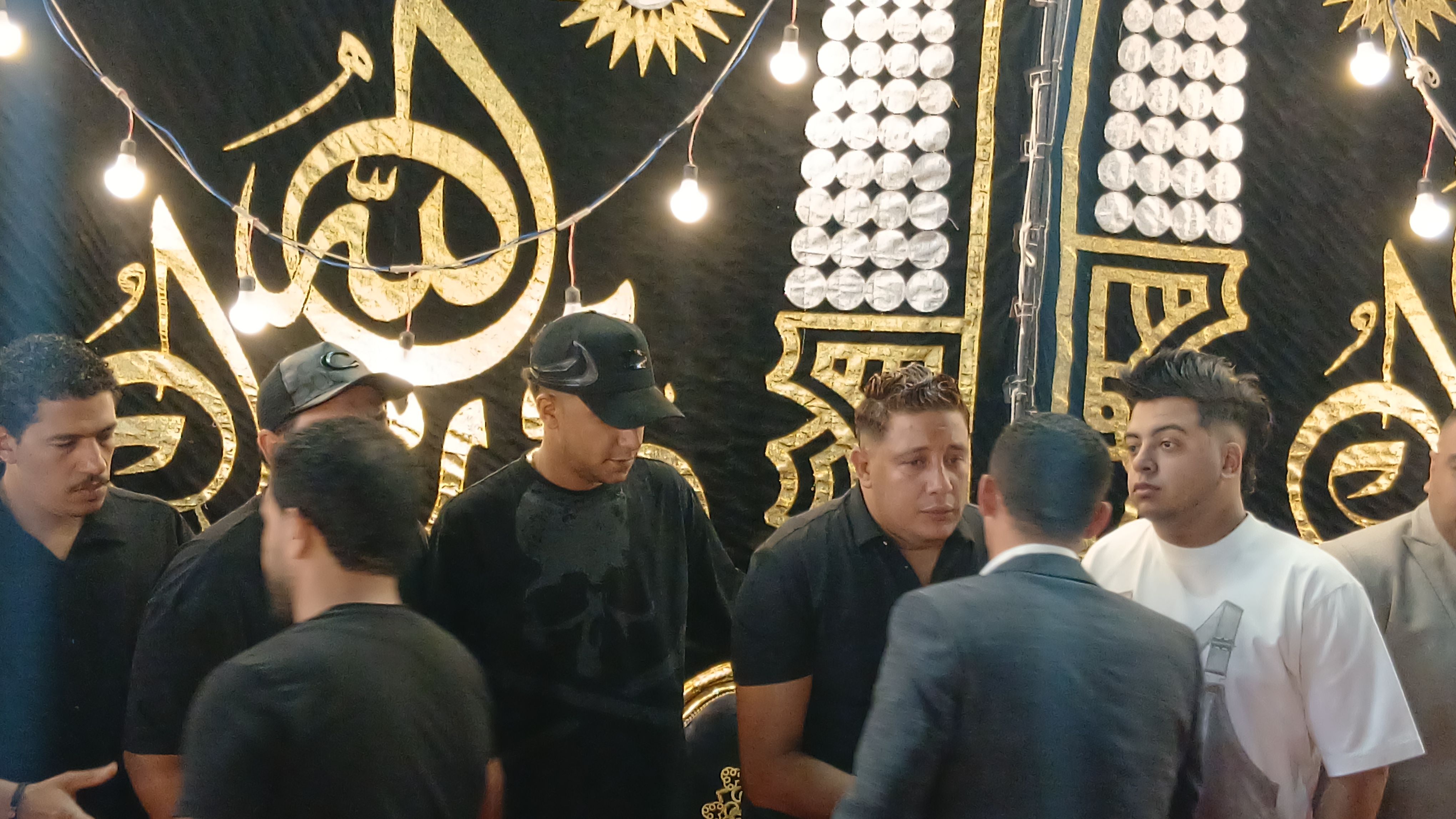 عصام صاصا يتلقي العزاء بجوار حمو بيكا في عزاء والده بالاسكندرية عصام صاصا يتلقي العزاء بجوار حمو بيكا في عزاء والده بالاسكندرية