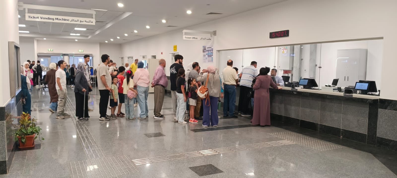 الجماهير أمام تذاكر المونوريل الجماهير أمام تذاكر المونوريل